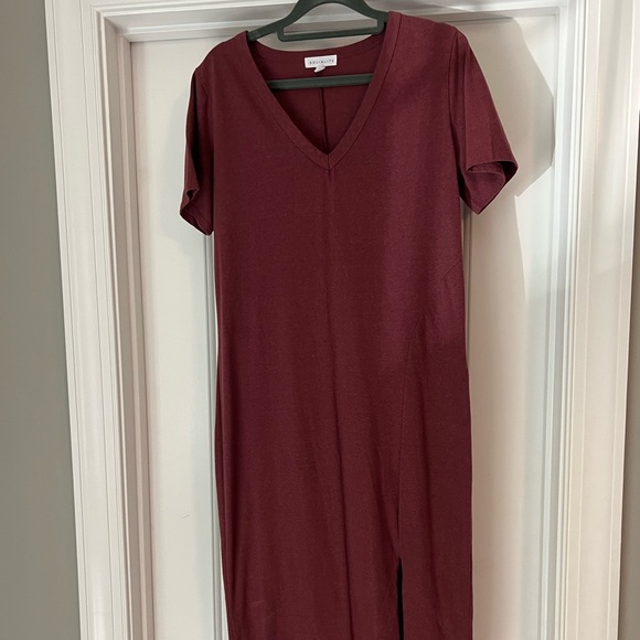 Semi fitted, Wine colored, V Neck, T-shirt dress, with side slit, midi - Picture 7 of 8